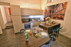 ثلاجة، فرن، موقد طهي مسطح، غسالة أطباق