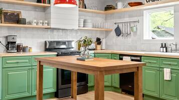 Réfrigérateur, four à micro-ondes, un four, surface de cuisson