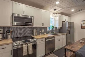 Fridge, microwave, oven, stovetop - NEW Forgotten Coast Cottage, Beach River Town (Carrabelle)