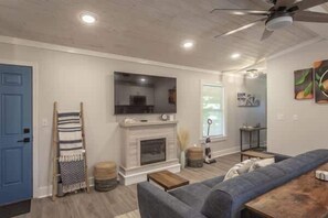 TV, fireplace, offices - NEW Forgotten Coast Cottage, Beach River Town (Carrabelle)