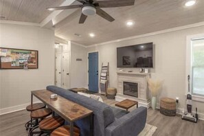 TV, fireplace, offices - NEW Forgotten Coast Cottage, Beach River Town (Carrabelle)