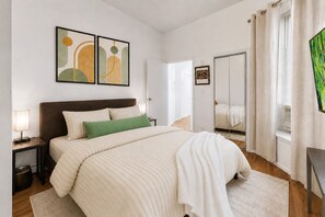 2 bedrooms, iron/ironing board, travel crib, free WiFi - Hell's Kitchen Cozy 2BR Retreat (New York)