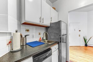 Réfrigérateur, micro-ondes, four, plaque de cuisson