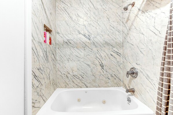 Hair dryer, towels, soap, shampoo - Hell's Kitchen Cozy 2BR Retreat (New York)