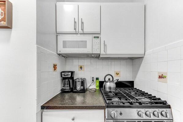 Een koelkast, een magnetron, een oven, een kookplaat