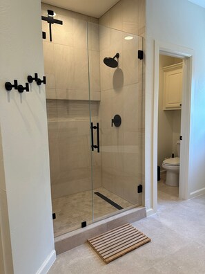 Sèche-cheveux, bidet, serviettes fournies, savon