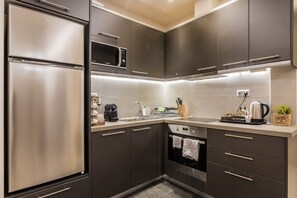 Réfrigérateur, micro-ondes, four, plaque de cuisson