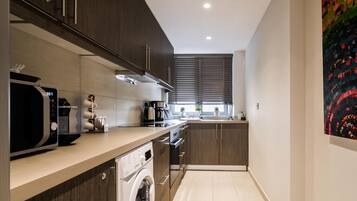 Kylskåp, ugn, spishäll och diskmaskin