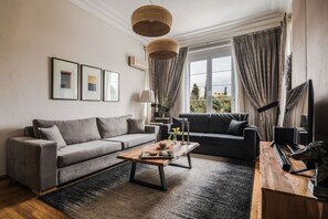Tv, dvd-afspiller, musikbibliotek, stereoanlæg