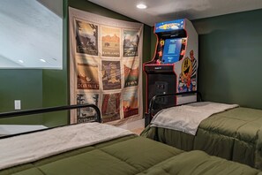 Laptop workspace, free cots/infant beds, free WiFi, bed sheets - Zion Oasis Rentals (Hurricane)