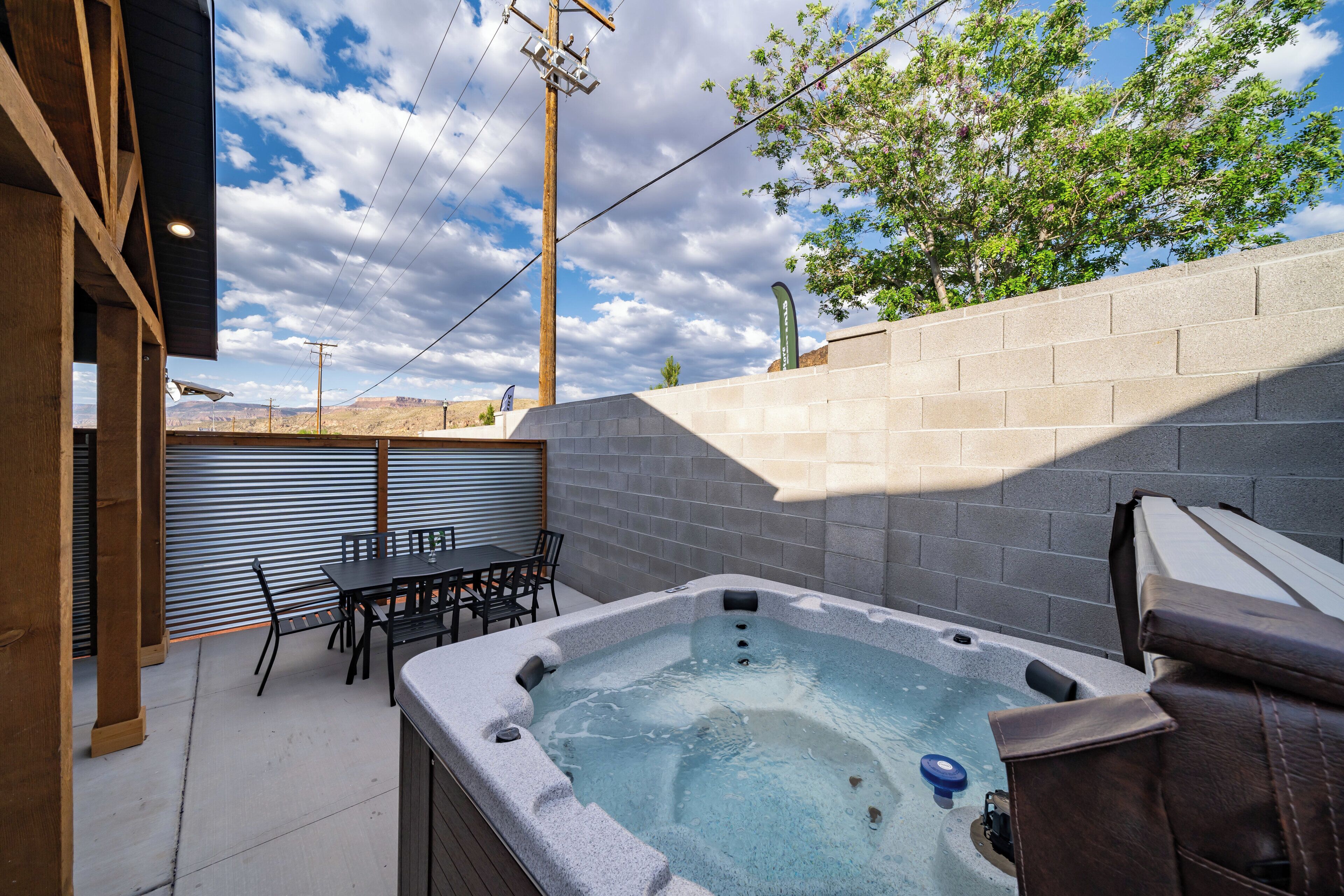 Family Suite, Mountain View | Laptop workspace, free cribs/infant beds, free WiFi, bed sheets