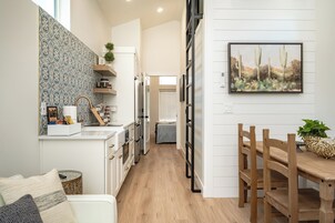 奢华独立别墅 | 起居区 | 55-英寸智能电视 （配备数码频道）、流媒体服务