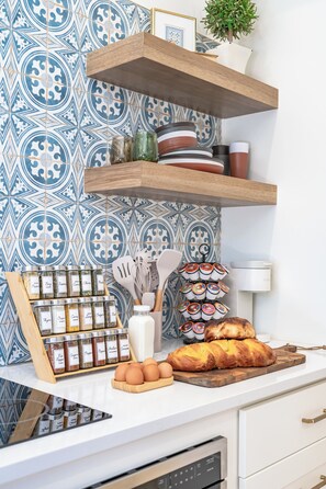 Casa de luxe | Cuina privada | Frigorífic gran, microones, forn i placa de cuina 