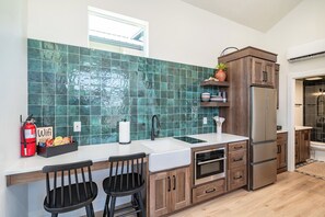 Full-size fridge, microwave, oven, stovetop - Zion Oasis Rentals (Hurricane)