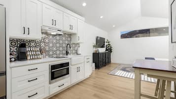 Premium Studio Suite | Private kitchen