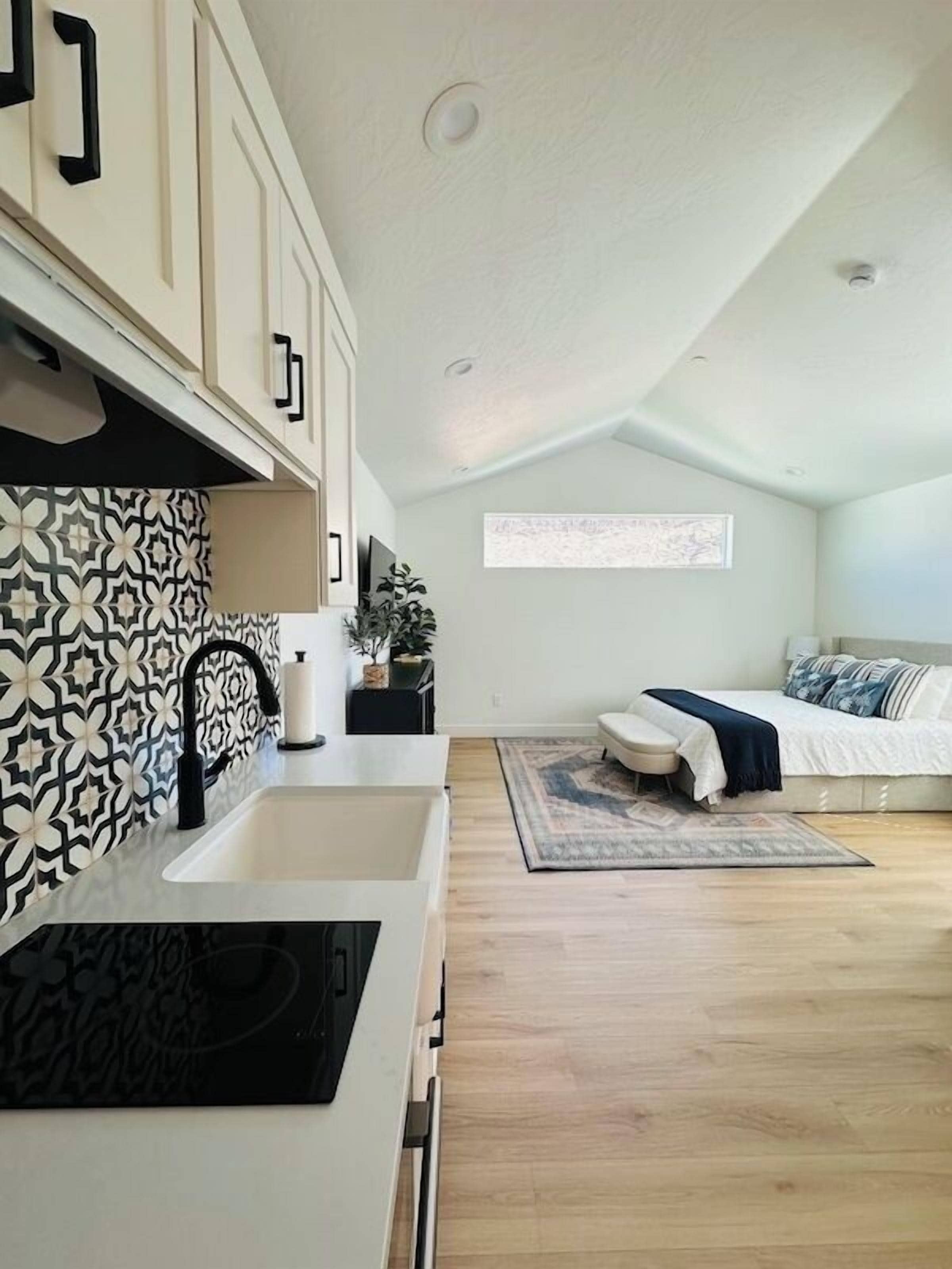 Studiosvit Premium | Arbetsyta för laptop, gratis barnsängar, gratis wi-fi och sängkläder