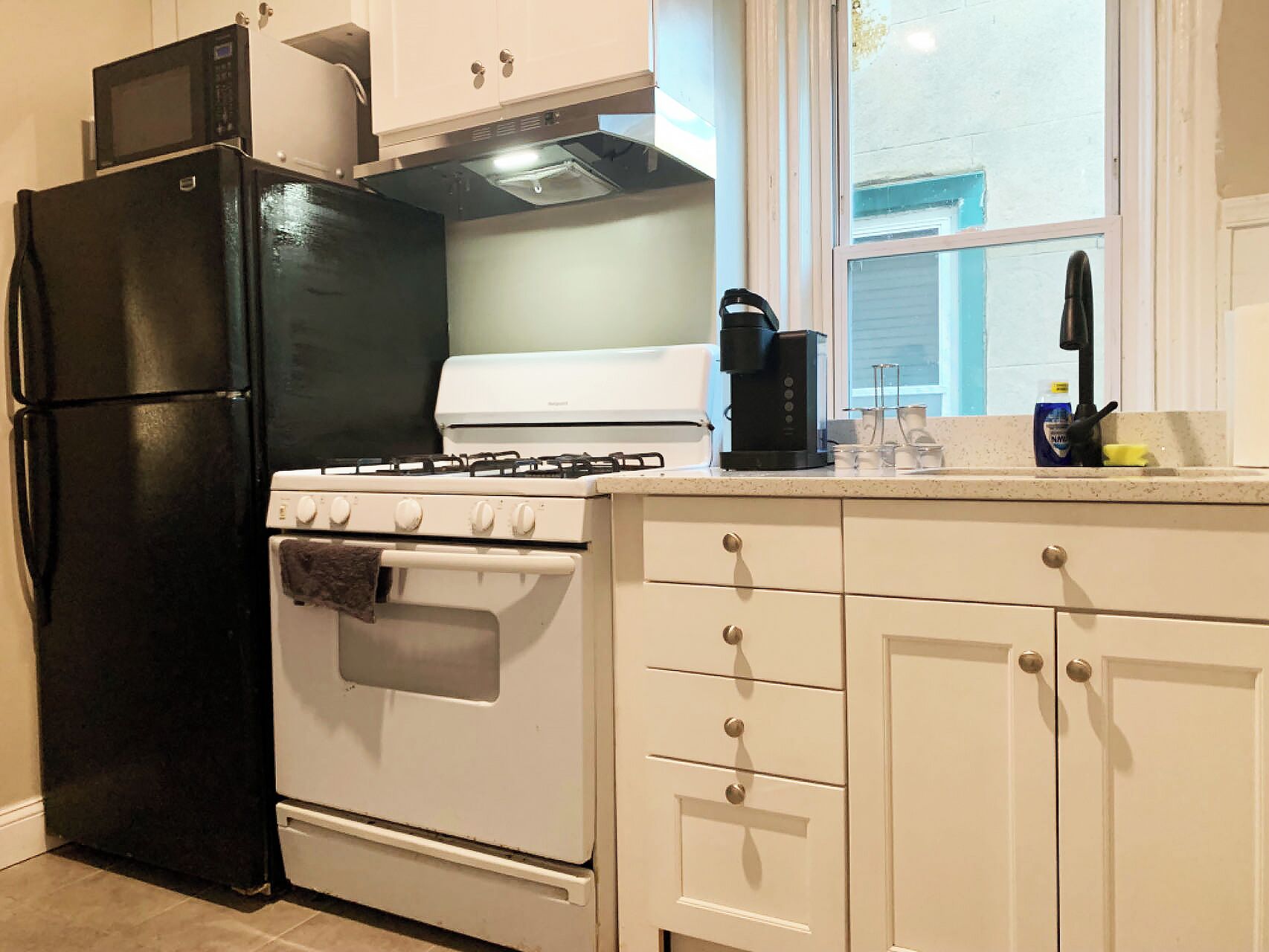 Køleskab, mikrobølgeovn, ovn, kogeplade