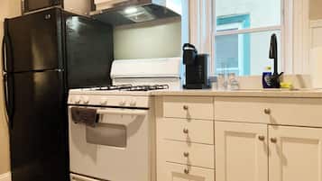 Køleskab, mikrobølgeovn, ovn, kogeplade