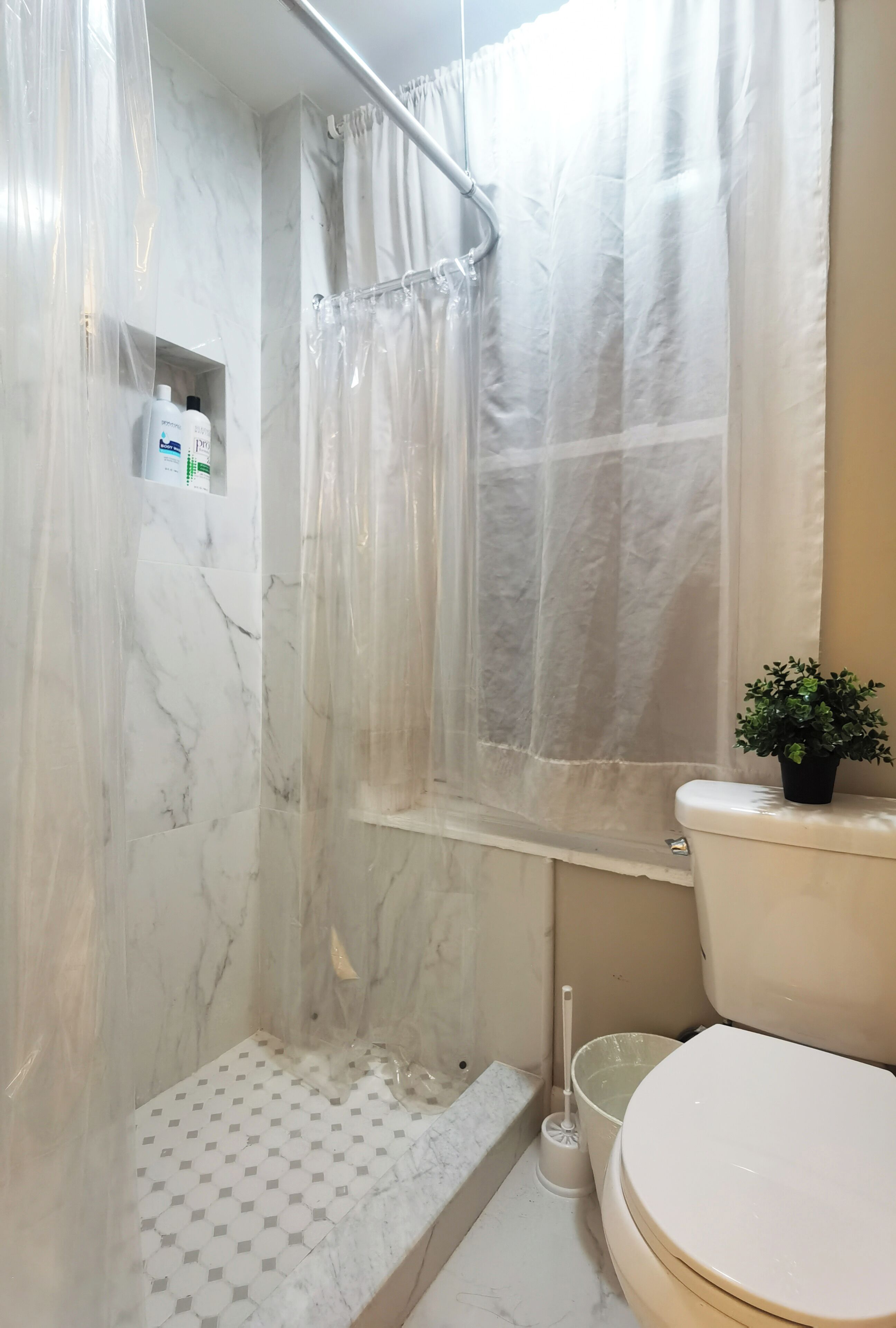 Ducha, toallas, jabón, shampoo