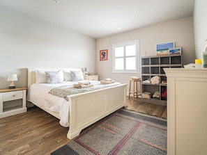 3 bedrooms, free WiFi, bed sheets