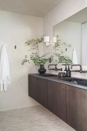 Interior - KD Country House: Designer Home Among Wineries w/Sauna! (Dundee)