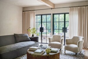 Smart TV, fireplace, books, stereo - KD Country House: Designer Home Among Wineries w/Sauna! (Dundee)