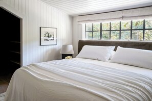 2 bedrooms, travel cot, free WiFi, bed sheets