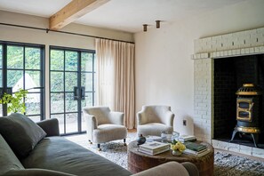 Smart TV, fireplace, books, stereo - KD Country House: Designer Home Among Wineries w/Sauna! (Dundee)