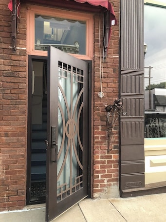 外観の詳細. Town Center Red Cloud Loft Apartment in Willa Cather country