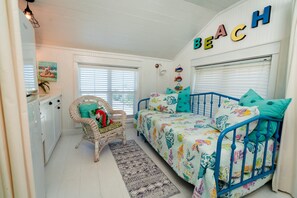 4 bedrooms, travel crib, free WiFi, bed sheets - Ocean View, Sleeps 8, SUP, Beach Toys (Spanish Wells)