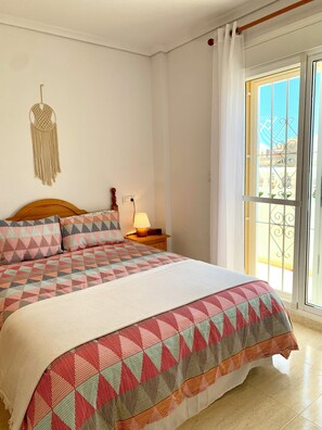 2 habitaciones, escritorio y tabla de planchar con plancha 