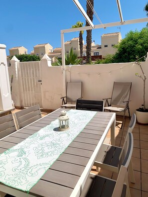 تناول الطعام بالخارج