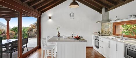 Jääkaappi, mikroaaltouuni, uuni, liesi