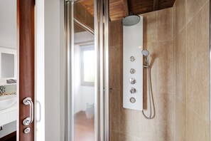 Dusche, Haartrockner, Handtücher