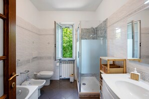 Een douche, een haardroger, handdoeken