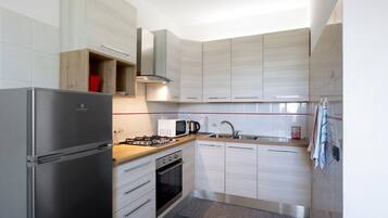 Fridge, microwave, oven, stovetop