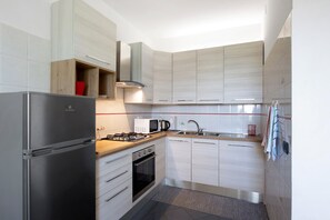 Frigorifero, microonde, forno, piano cottura