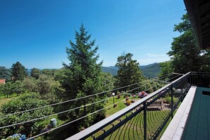 Property grounds - Apartment 'Ai Campi' with Private Garden, Balcony and Wi-Fi (Stella San Bernardo)