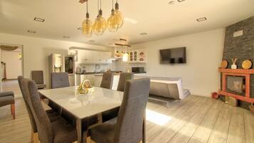 Daily continental breakfast (EUR 10 per person)