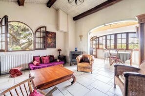 TV - Holiday Home 'Maison Avec Jardin Proche Mer' with Private Garden and Wi-Fi (Pornic)