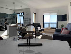 TV - Apartment 'Apartamento Frontal Primera Linea' with Sea View, Wi-Fi and Air Conditioning (Fuengirola)