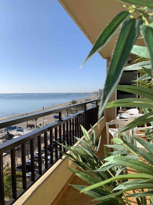 Property grounds - Apartment 'Apartamento Frontal Primera Linea' with Sea View, Wi-Fi and Air Conditioning (Fuengirola)