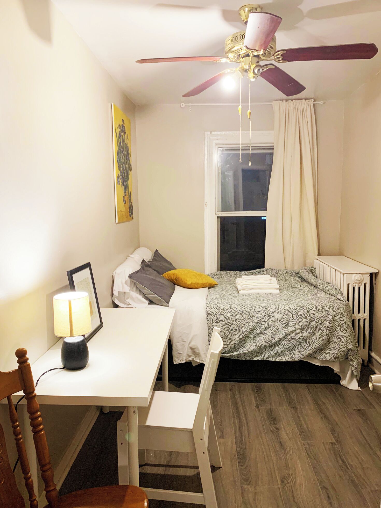 2 室のベッドルーム、デスク、WiFi (無料)、ベッドシーツ