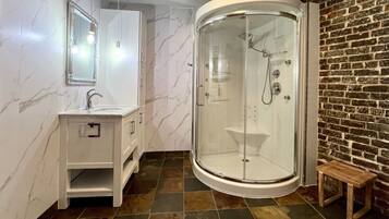 Een haardroger, handdoeken