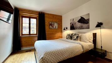 3 bedrooms, desk, iron/ironing board, travel crib
