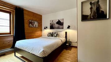 3 bedrooms, desk, iron/ironing board, travel crib