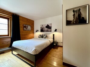 3 slaapkamers, een bureau, een strijkplank/strijkijzer, reisbedje