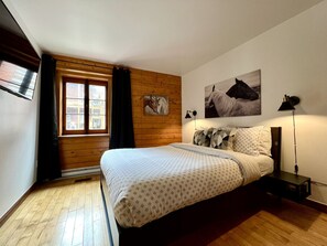 3 chambres, bureau, fer et planche à repasser, lit parapluie