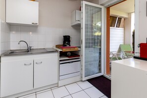 Frigorifero, microonde, piano cottura, lavastoviglie