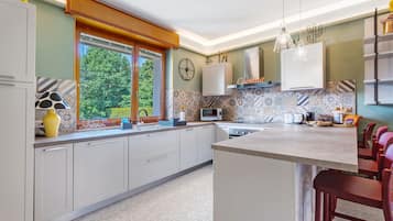 Een koelkast, een magnetron, een oven, een kookplaat